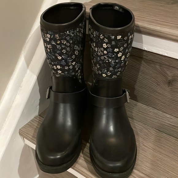Ugg Rainboots - size 5 - Picture 2 of 7